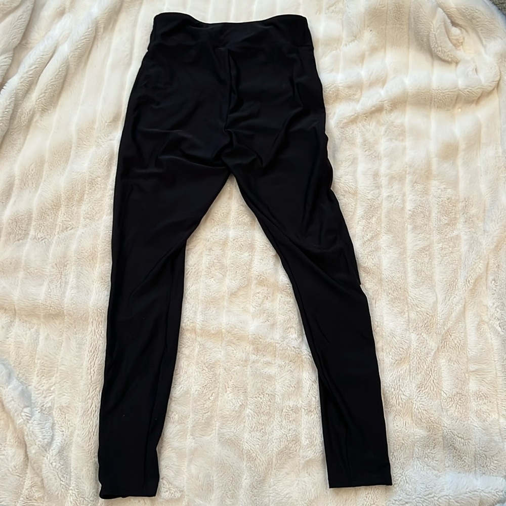 Leggings with leg cutouts